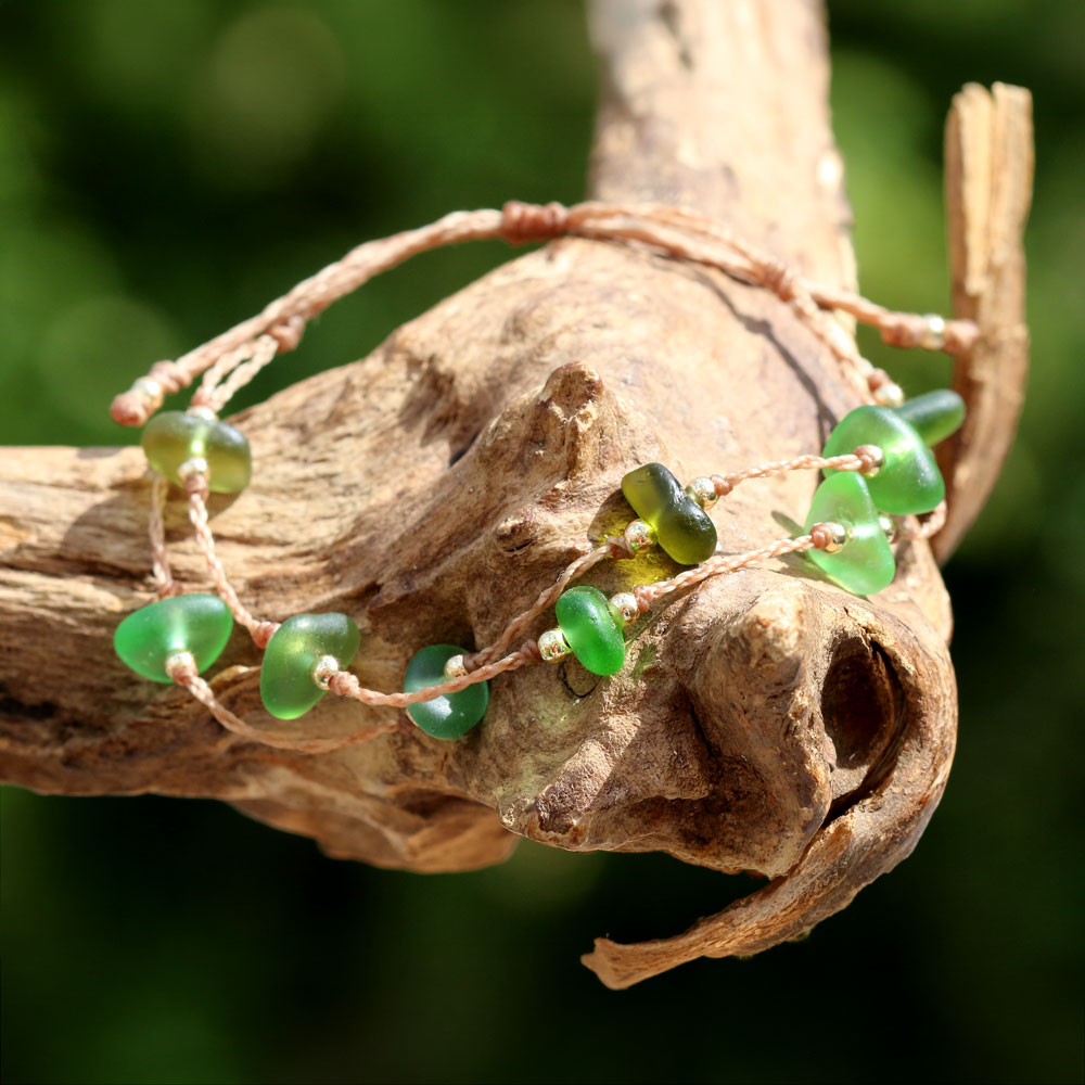 Schmuck aus Strandglas - Armband mit vielen kleinen grünen Perlen aus Seeglas.