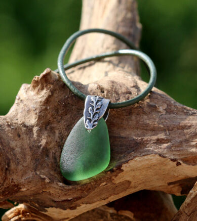Schmuck aus Seeglas / Meerglas in Moosgrün - Halskette / Halsband