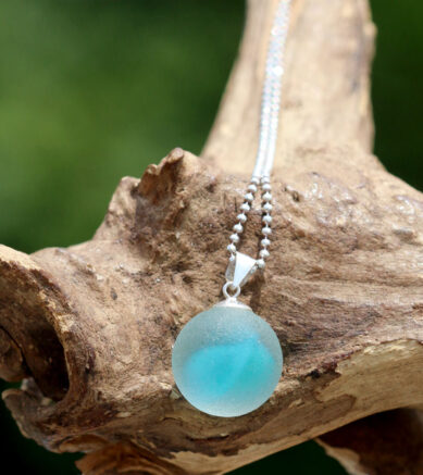 Halskette mit Murmel aus Seeglas und Kette aus 925 Sterling Silber - Der blaue Planet