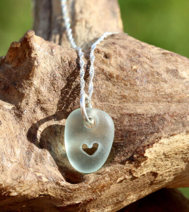 Halskette aus 925 Sterling Silber mit Seeglas / Meerglas, Herz, handgemacht, hellblau