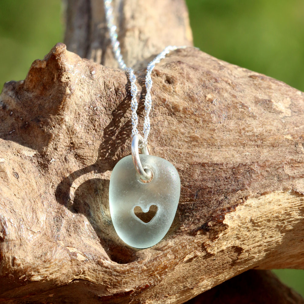 Halskette aus 925 Sterling Silber mit Seeglas / Meerglas, Herz, handgemacht, hellblau