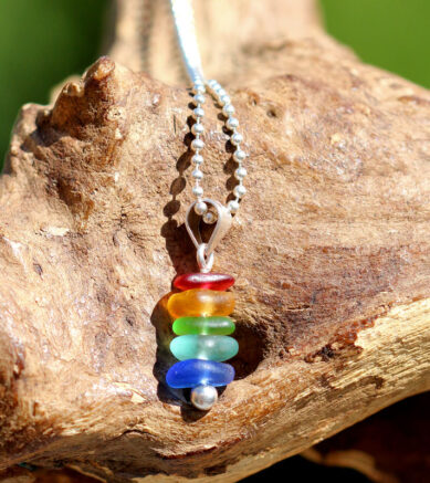 Schmuck aus Seeglas in den Farben des Regenbogens - Anhänger am Kugelkette aus 925 Sterling Silber