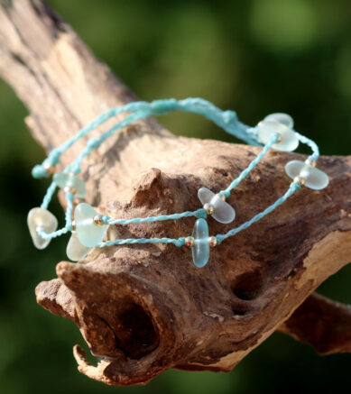 Makramee-Armband mit Seeglas / Meerglas in Türkis, mehrreihig