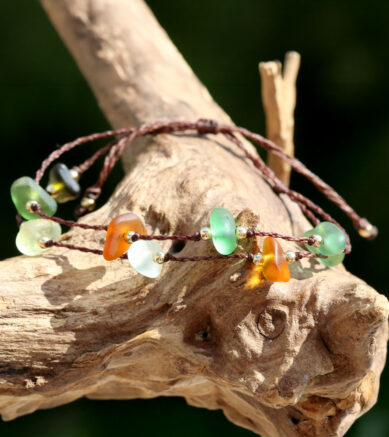 Schmuck aus Strandglas - Armband mit vielen kleinen bunten Perlen aus Seeglas.