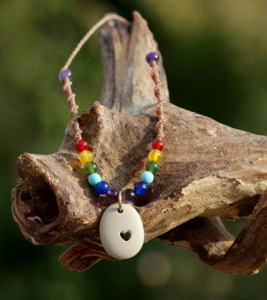 Hippie-Schmuck - Strandstein mit von Hand gebohrtem Herz und Jade-Perlen in Regenbogenfarben.