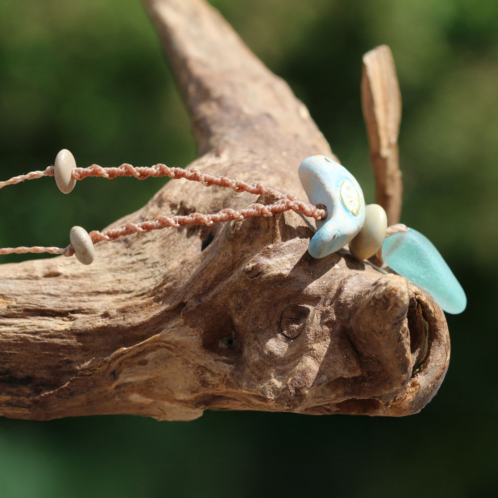 Jeder sollte einen Vogel haben - Makramee - Halskette mit kleinem Vogel aus Keramik, Strandstein und Meerglas / Strandglas