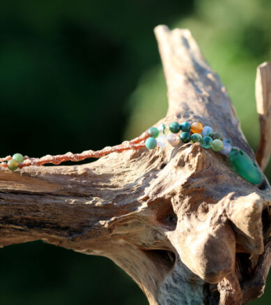 Hippie - Schmuck - Makramee-Halskette mit Strandscherbe / Seeglas mit von Hand gebohrtem Herz