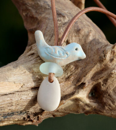 Jeder sollte einen Vogel haben - Halskette mit Strandstein, Seeglas und Keramikvogel
