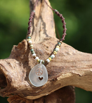 Hippie-Schmuck - Makramee-Halskette Peace & Love mit Seeglas / Strandscherbe
