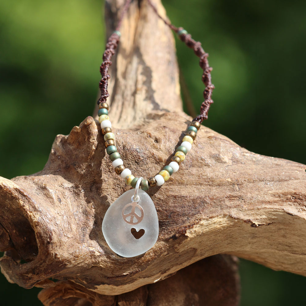 Hippie-Schmuck - Makramee-Halskette Peace & Love mit Seeglas / Strandscherbe