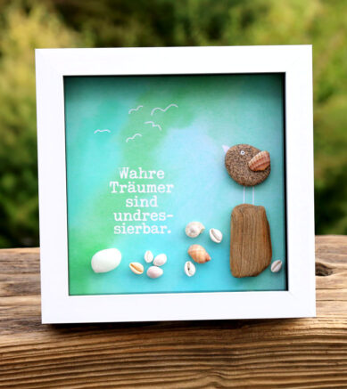 Wandbild - Wahre Träumer sind undressierbar. Bild mit Kieselstein und Muscheln.